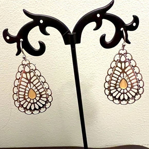 SILVER Toned Dangle Earrings‎ With Pale Yellow Center - Picture 1 of 2